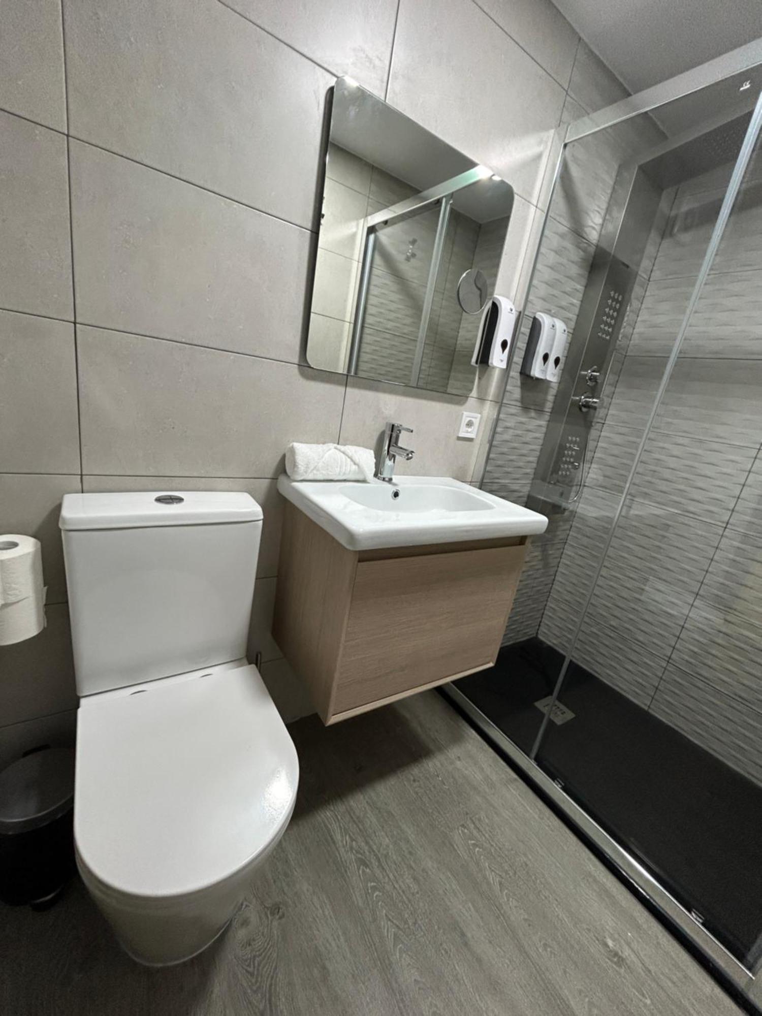 Habitacion Con Jacuzzi Y Bano Privado مدريد المظهر الخارجي الصورة